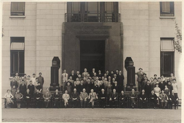 图为1935年5月，雷士德医学研究院全体成员合影.jpg