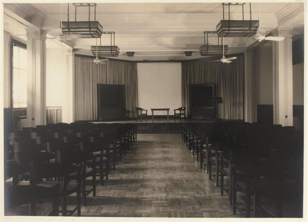 图为雷士德医学研究院的大礼堂，铺有柚木地板，配有吊扇.jpg