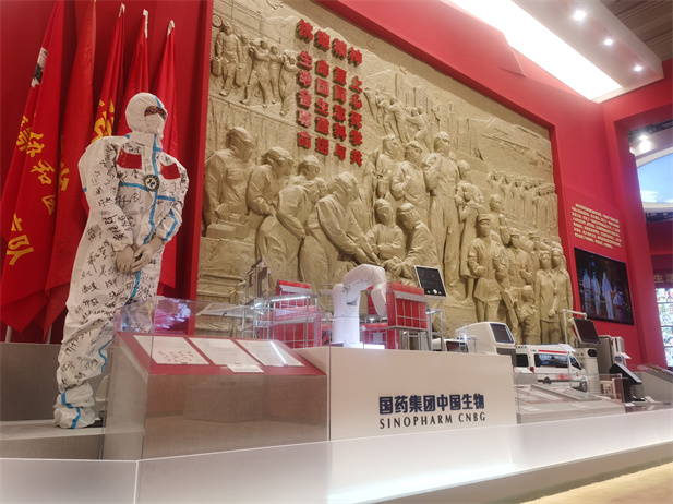 2022年9月，，，“奋进新时代”主题成绩展在北京展览馆开幕，，，向观众们展示新时代党和国家事业取得的历史性成绩、爆发的历史性厘革！g电子多项科技立异效果和抗击疫情战果在中央综合展区多个单位惊艳亮相，，，受到社会各界和媒体的普遍关注.jpg