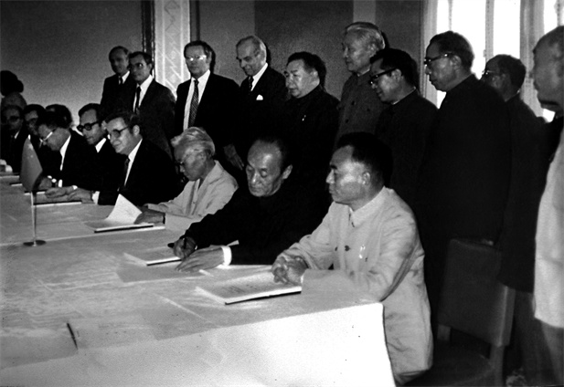 1982年11月，中瑞合资企业华瑞制药在京签约.jpg