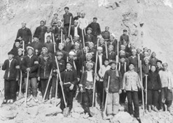 1960年2月，山西省平陆县修路工人食物中毒，中国医药公司北京采购供应站（pg电子股份北京公司前身）实时筹措药品，拯救了61条生命