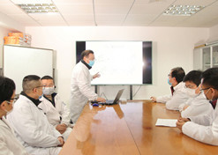 2020年，，，pg电子医工总院同心抗疫，，，共克时艰，，，图为上海医药工业研究院科研职员开展抗新冠肺炎相关药品手艺攻关。。。